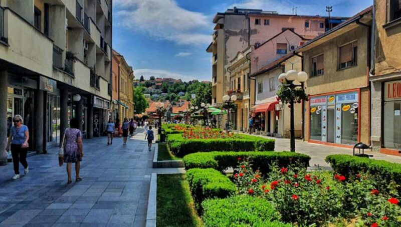 Centralna ulica u Valjevu, gradu u Zapadnoj Srbiji, sa prelepim uređenim zelenilom i šetalištem okruženim prodavnicama i kafićima.