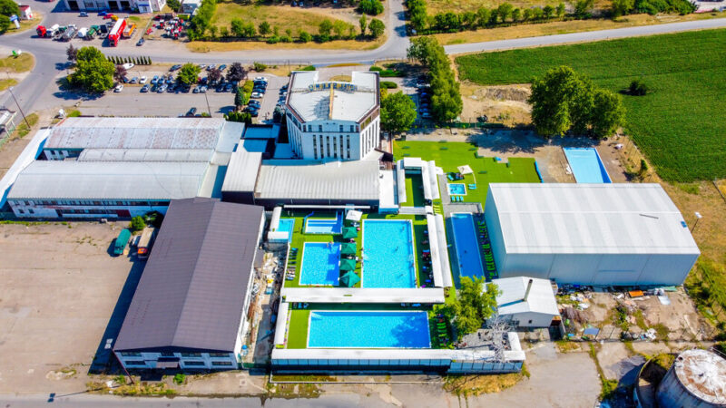 Vazdušni pogled na Hotel Sole Mio u Novom Sadu, koji prikazuje spoljašnjost objekta sa modernim spa centrom i otvorenim bazenima.