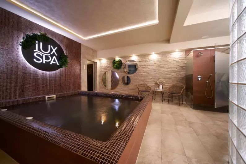 Moderno uređen Lux spa centar u Novom Sadu sa bazenom i elegantnim enterijerom, idealan za opuštanje i wellness tretmane.