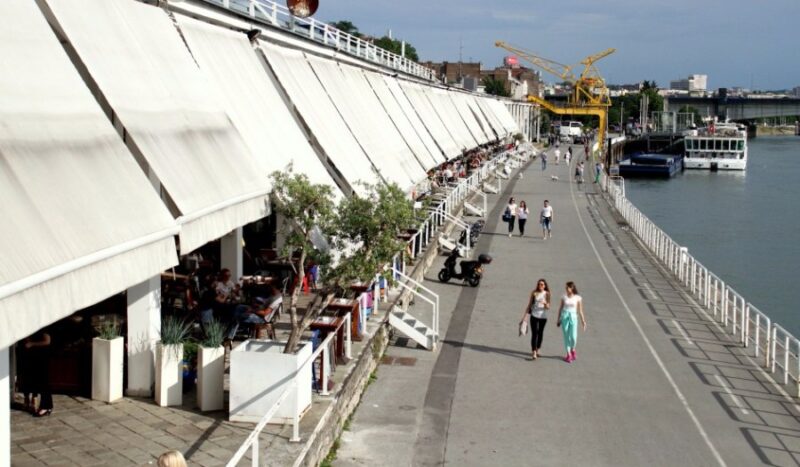 Šetalište pored reke Save sa restoranima i kafićima u Beton Hali u Beogradu.