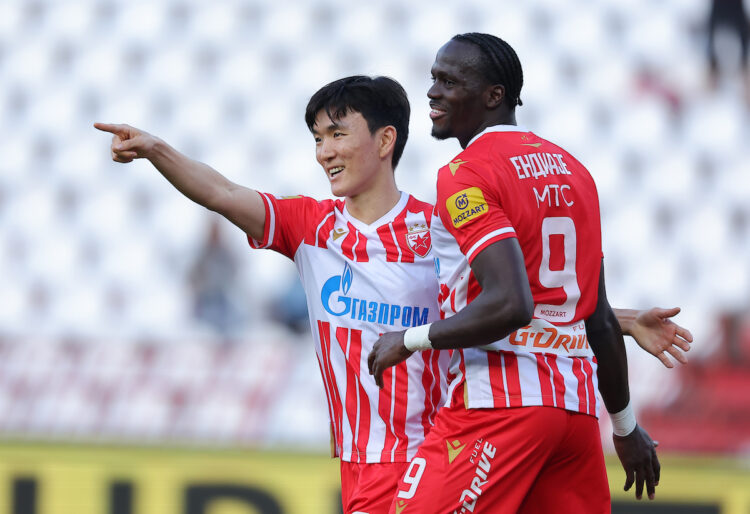 Igrači Crvene zvezde, Hwang i Ndiaye, slave postignuti gol.