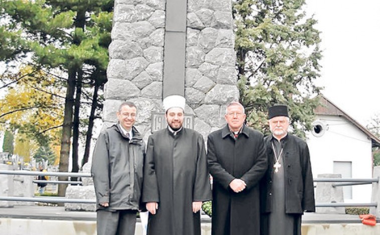 Verski lideri različitih religija okupljeni ispred spomenika posvećenog svim verama u Čačku, koji simbolizuje jedinstvo i toleranciju među religijskim zajednicama