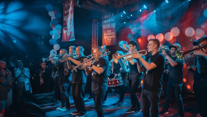 Trubački orkestar nastupa na dočeku Nove godine.